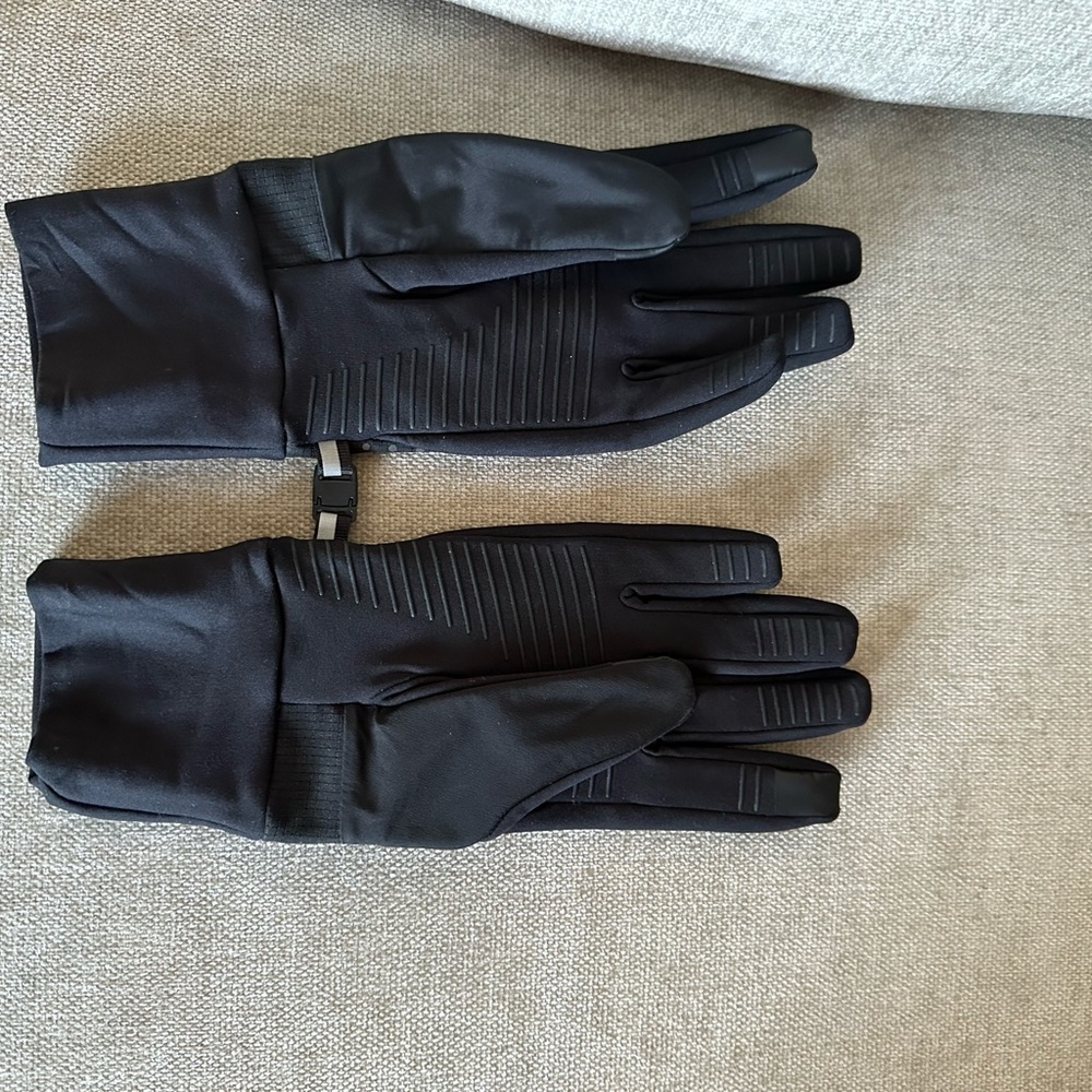 Lululemon cold terrain gloves lined.